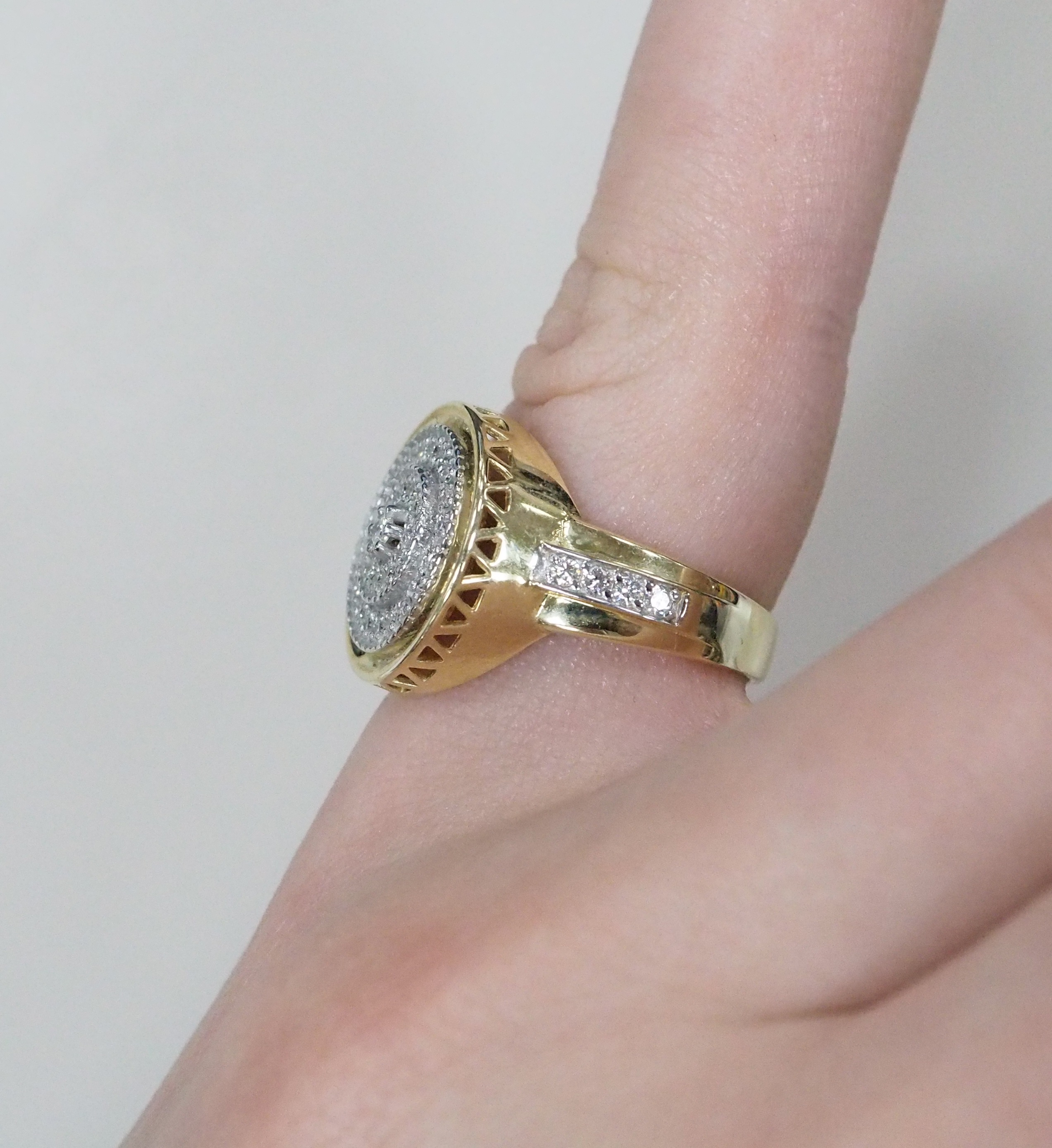 Кольцо из комбинированного золота с бриллиантами